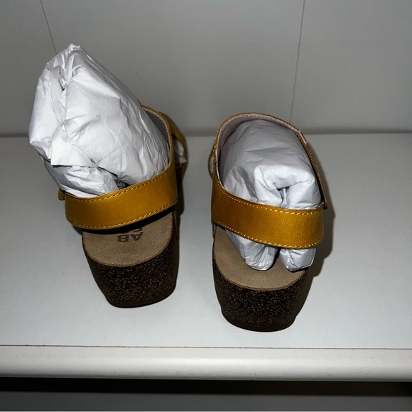 BRAND NEW Abeo sandals - Picture 4 of 8